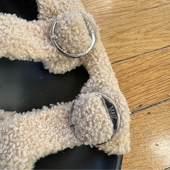 ZARA BUCKLED FLAT SANDALS WITH FUR-LINED STRAPS BEIGE - Picture 4 of 7